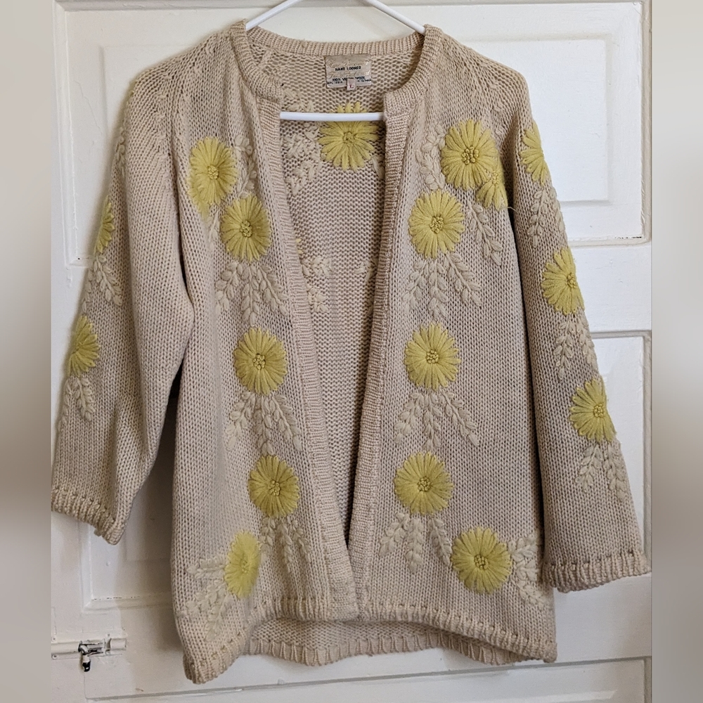 Darling VINTAGE hand-loomed daisy sweater!